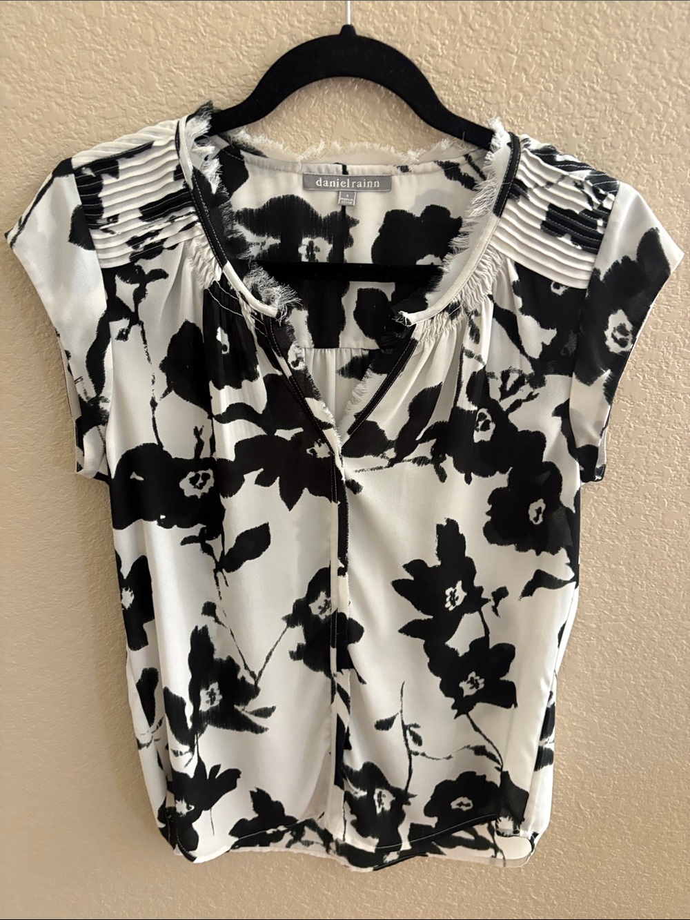 Daniel Rainn Black & White Floral Pleated-Sleeve Blouse